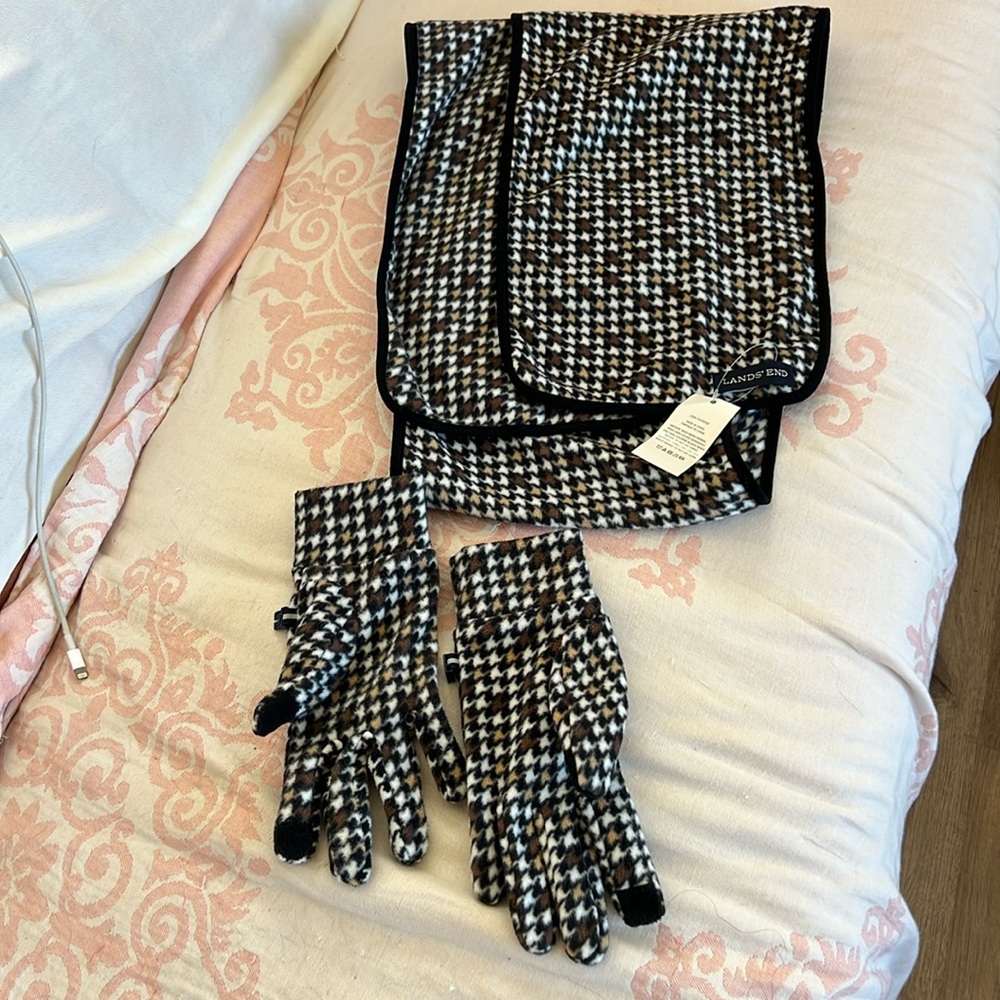 Cool houndstooth print gloves and scarf